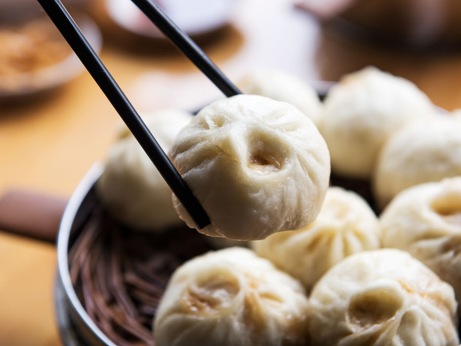 Garbanzo teamed up with The Cookware Company to highlight the Frost Ice Cream and Frozen Drink Maker’s built‑in chiller.

We refined their CAD model with photoreal materials and textures, then match‑moved an exploded 3D assembly into live‑action footage—seamlessly blending virtual and practical elements. By replicating the on‑set lighting and animating the internal coolant flow, we created a clear, engaging visual that shows exactly how Frost keeps your treats perfectly frozen.