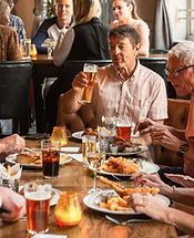 Scène de repas de groupe