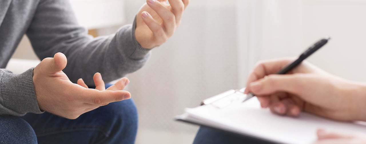Consulenza psicologica: paziente e terapeuta conversano