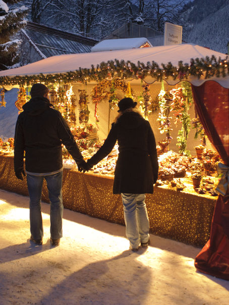 Holiday Deception: Faking Commitment to Gain Control