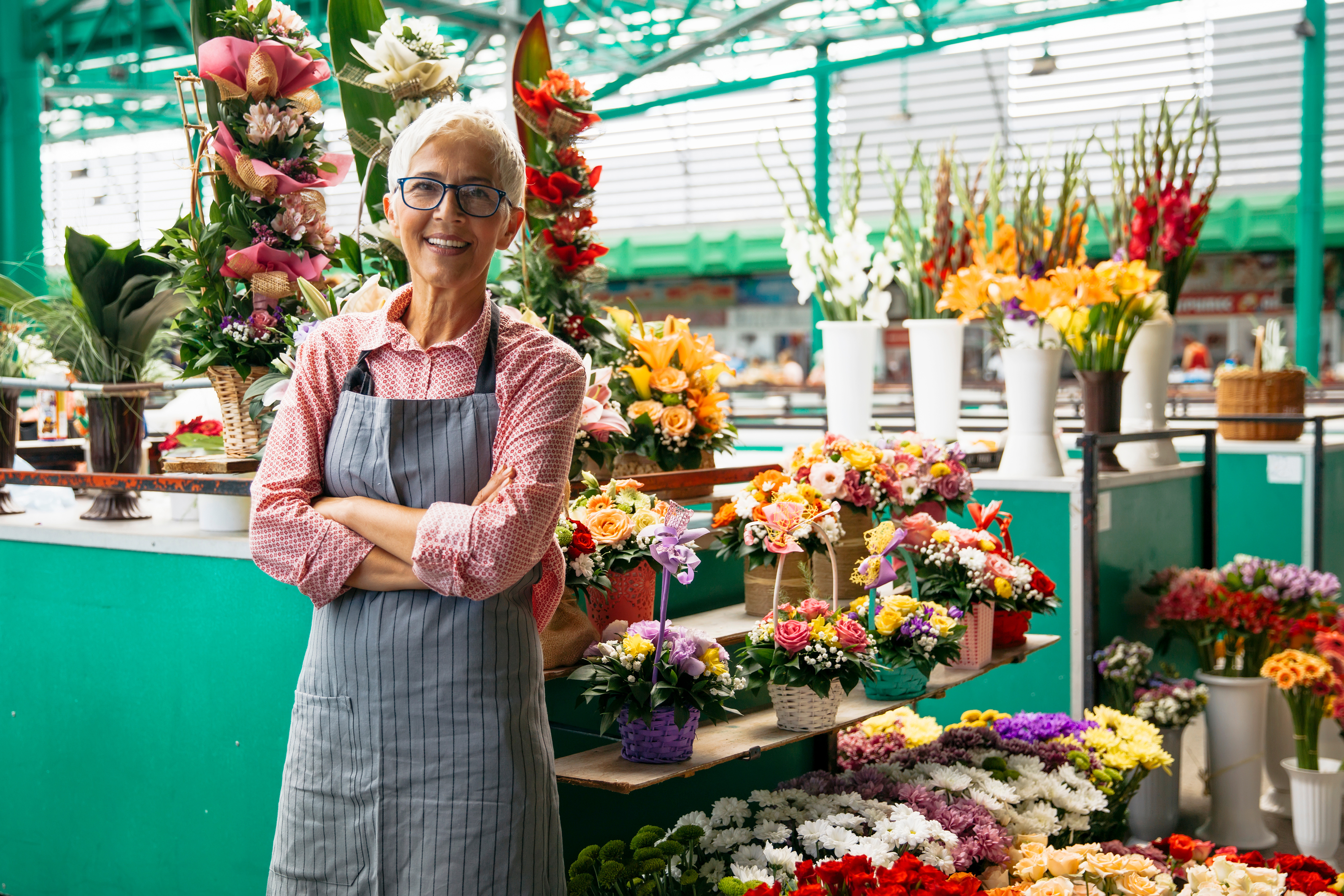 Fiorista donna nel negozio di fiori