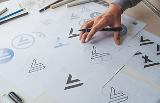 Diseñador de logotipos en el trabajo