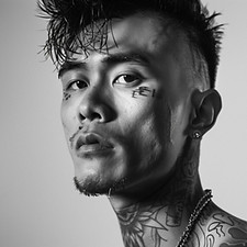 Portrait d'homme tatoué