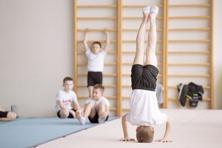 Garçons pendant une pratique de gymnastique