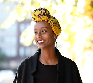 Femme avec foulard