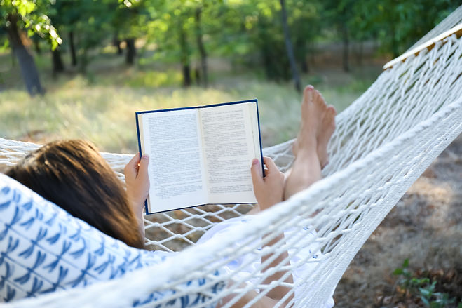 Lire sur un hamac