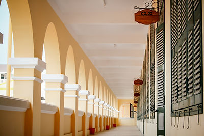 Um antigo corredor de edifício no Vietnã