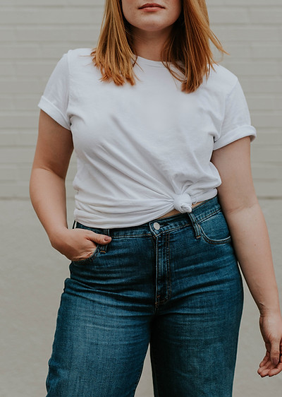 Jeans und weißes T-Shirt