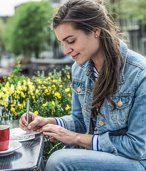 Junge Frau, die Kaffee trinkt