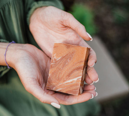 Sabonete de mármore nas mãos