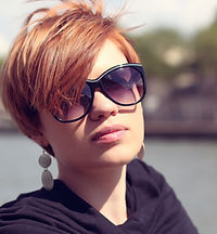 Mulher, com, óculos de sol