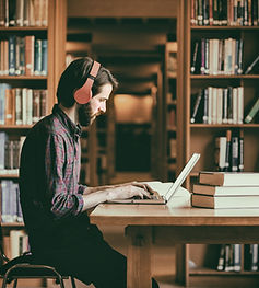 Étudiant travaillant sur un ordinateur portable