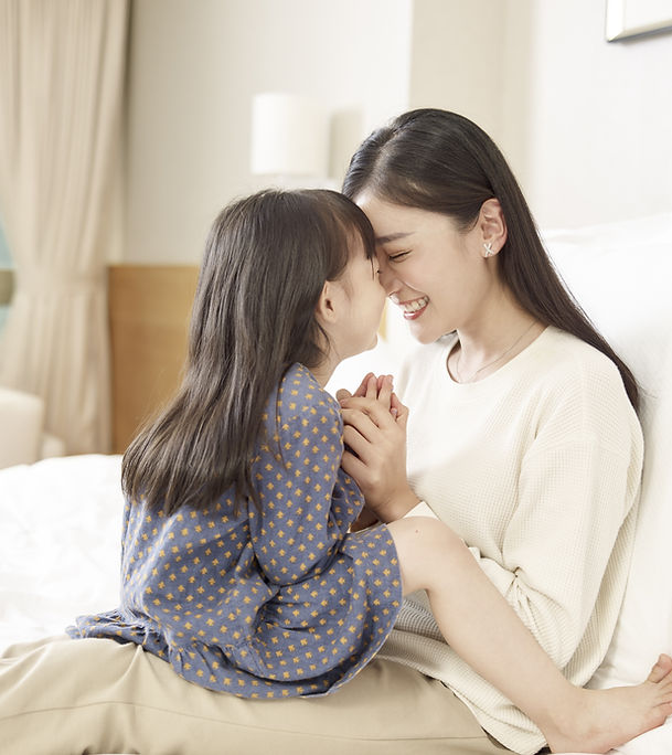 이마를 맞댄 엄마와 딸