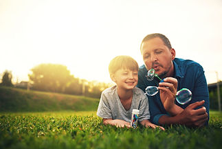 Pai e filho no parque