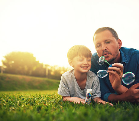 Pai e filho no parque