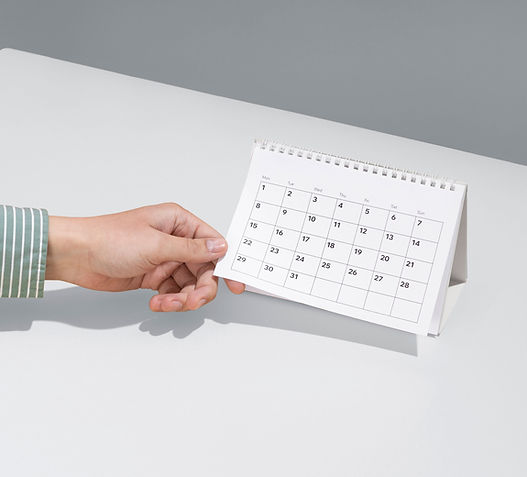 Hand hält Kalender