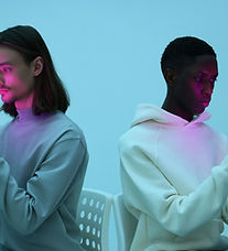 Tonåringar som använder sociala medier i skolan