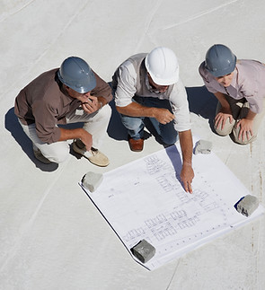 Arquitectos revisando planos