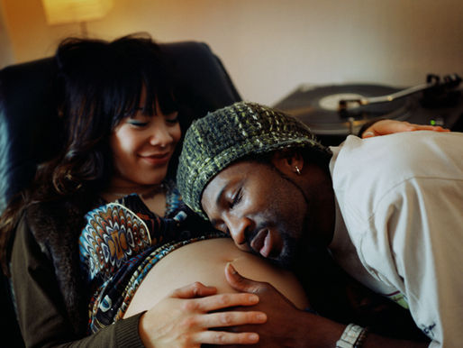 Vivre ta grossesse à l’étranger, c’est une aventure à part entière.Une expérience souvent riche… mais aussi parfois déstabilisante. Tu es loin de ta famille, de tes repères, de ton système de santé habituel.Et dans un moment aussi intense que la grossesse, ce décalage peut peser. Alors comment te sentir accompagnée, rassurée, et vraiment soutenue, même à des milliers de kilomètres ? C’est exactement ce dont on parle dans cet épisode du podcast proposé par Français dans le monde, en partenariat avec Jardins de Naissance.