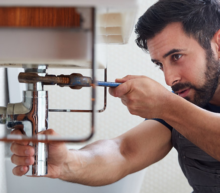 Klempner repariert Rohr