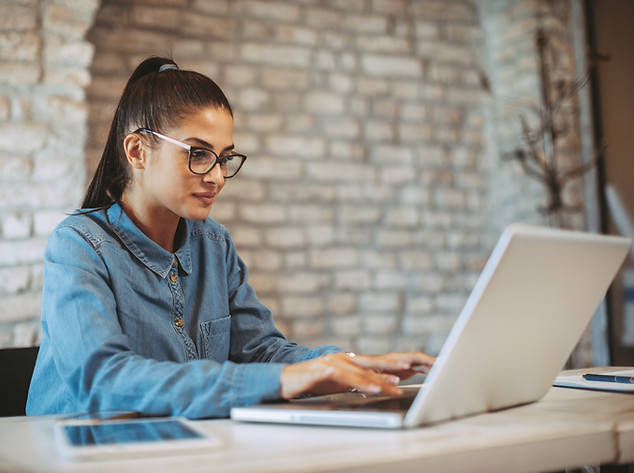 Usando la computadora portátil en un café