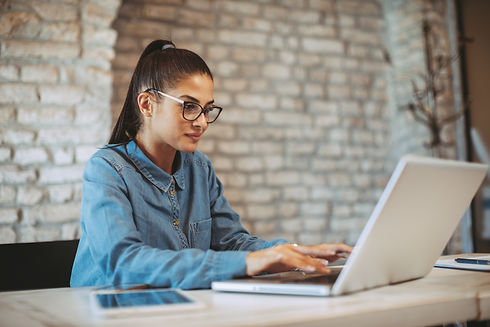 Utilisation d'un ordinateur portable dans un café