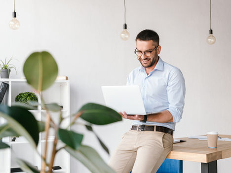 Comment intégrer efficacement le travail hybride dans l'environnement de travail avec un logiciel de ticketing ?