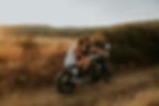 Pareja montando en motocicleta