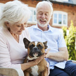 älteres Paar mit Hund, Herbstzeit