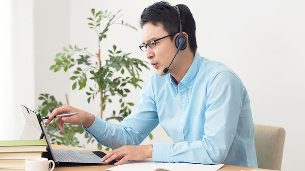 Persona hablando por auriculares