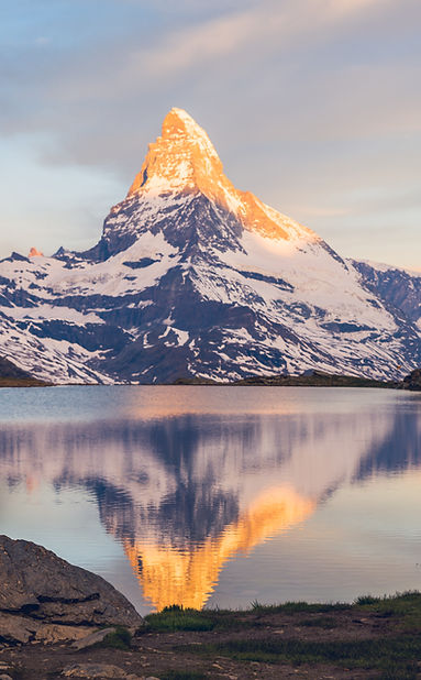 Coucher de soleil dans les montagnes avec un lac
