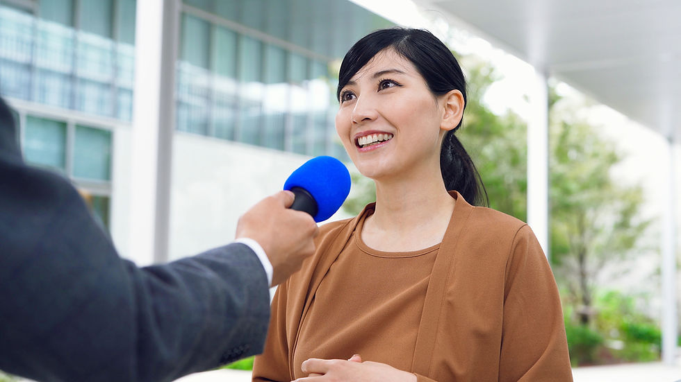 インタビューを受ける女性