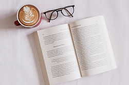 Buch und Kaffee