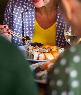 Comer sushi