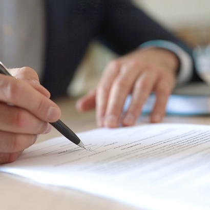 Unterzeichnung eines Dokuments