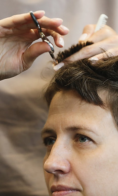 Taglio di capelli in corso