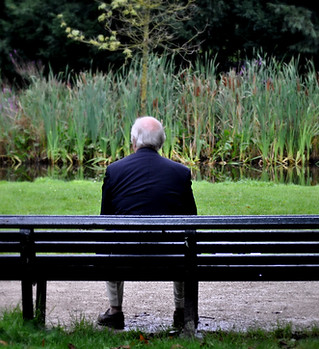 Homme sur un banc