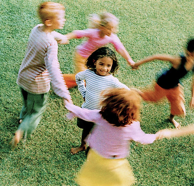 Kinder, die im Kreis spielen