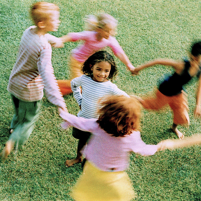 Kinder spielen im Freien