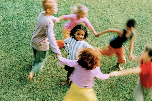 Bambini che giocano in cerchio