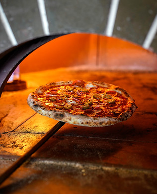Pizza assada em forno a lenha