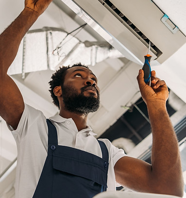 Técnico de climatización trabajando