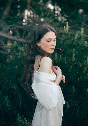 Mujer en bosque