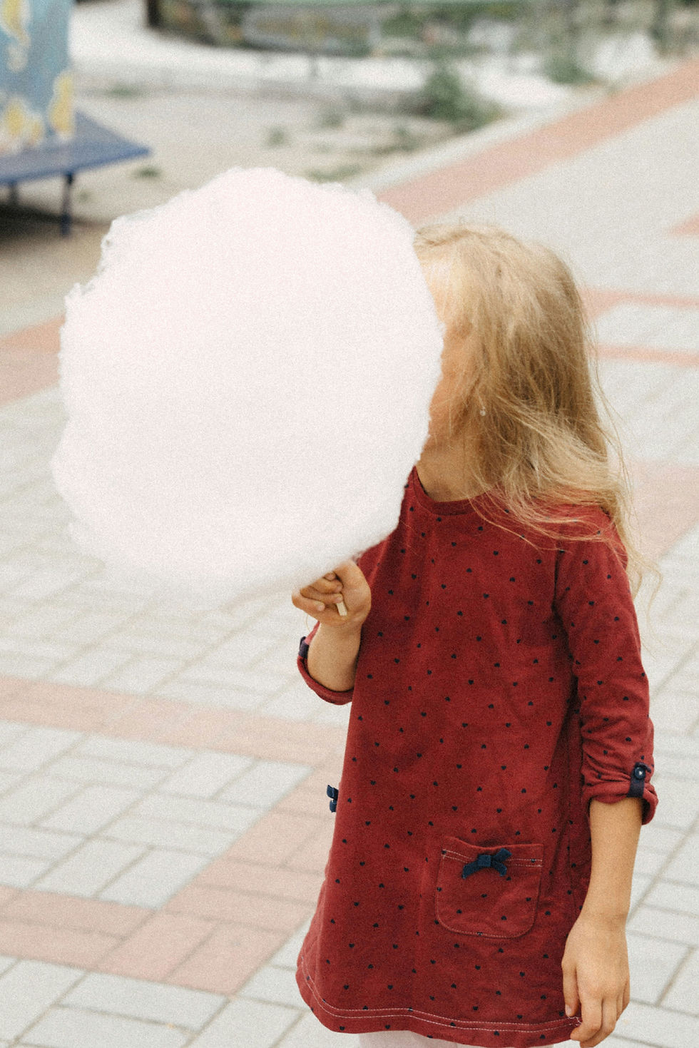 Mädchen isst Zuckerwatte