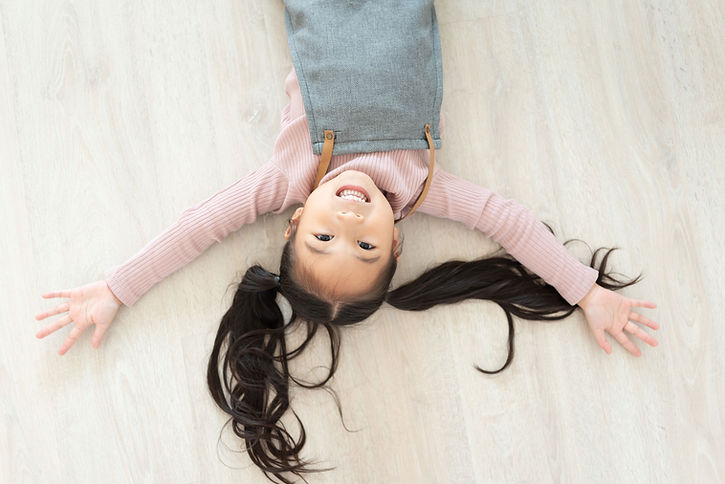 床に寝そべる少女