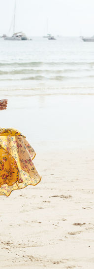 Moda Praia, mulher andando na praia