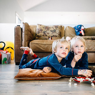 Niños comiendo palomitas de maíz