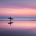Surfer o zachodzie słońca