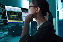 Una mujer mirando gráficos en la pantalla.