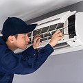 Technicien réparant le climatiseur